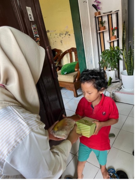 Upaya Pencegahan Stunting Komunitas Profesi Bidan UNISA Melalui “Pembagian Makanan Bergizi dan Pemantauan Konsumsi Bayi” di RW 02 Notoprajan